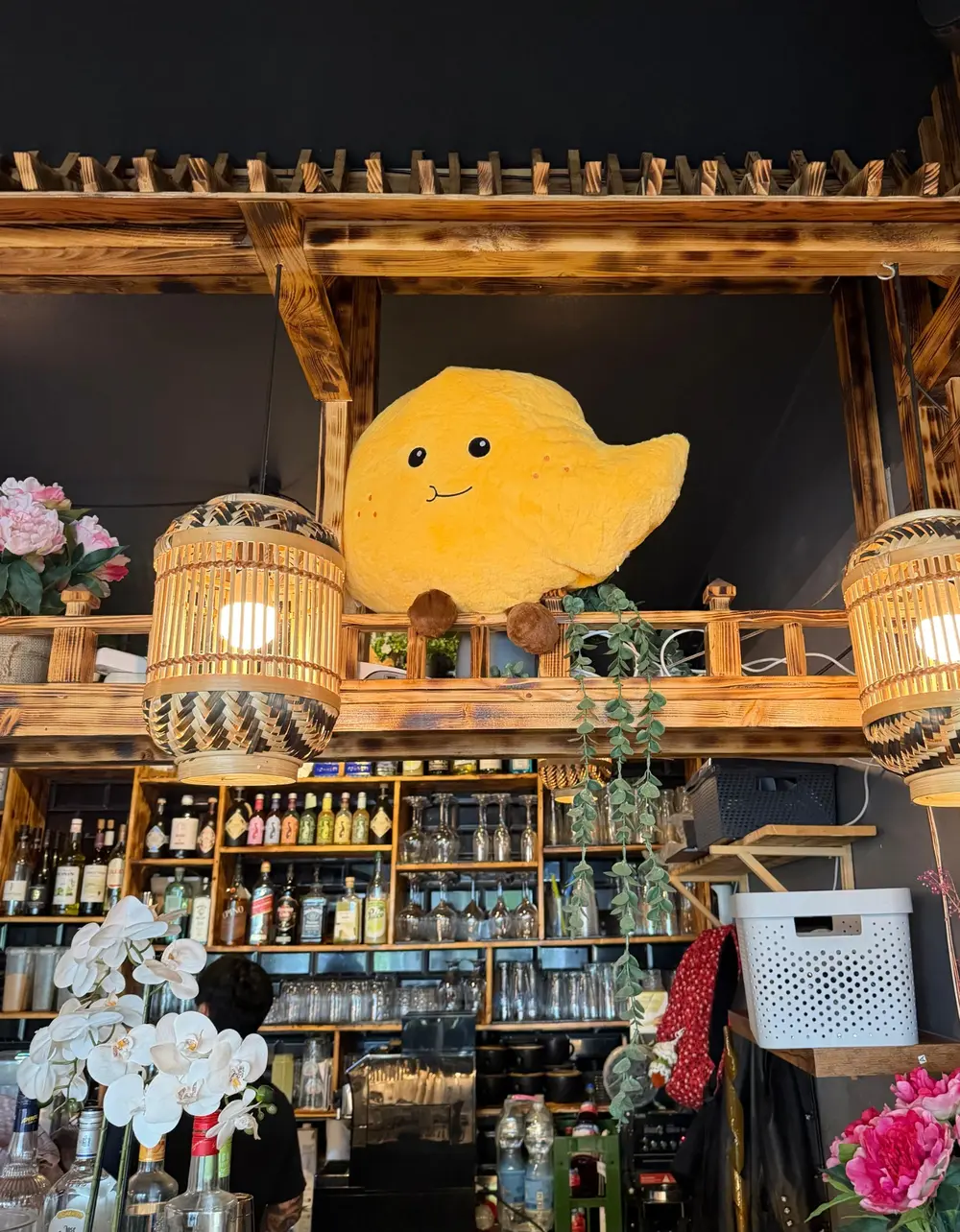 COBAMI Bar mit Laternen und dem kleinen Kumo-Maskottchen