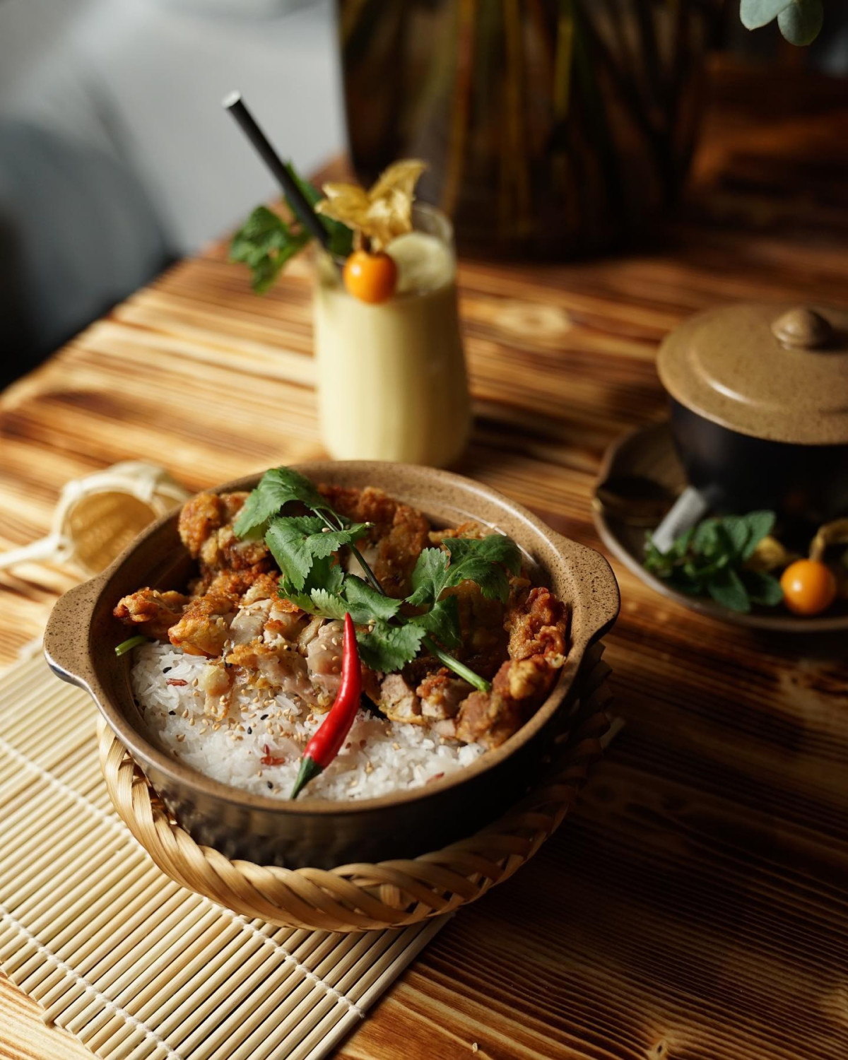 Vietnamesisches COBAMI Gericht auf einem Holztisch