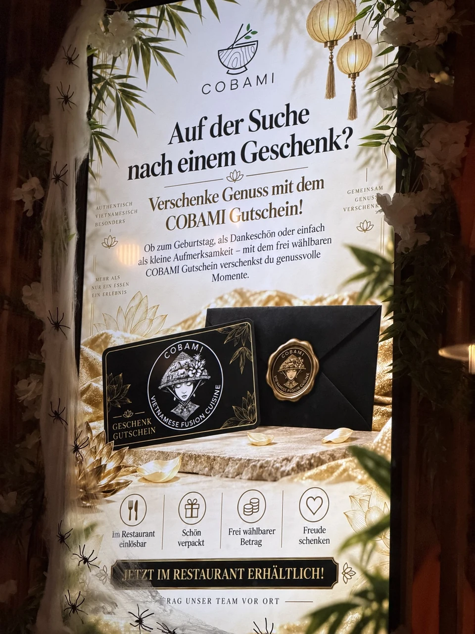 Gutscheinmotiv im COBAMI-Restaurant mit schwarzer Karte, schwarzem Umschlag und goldenem Siegel