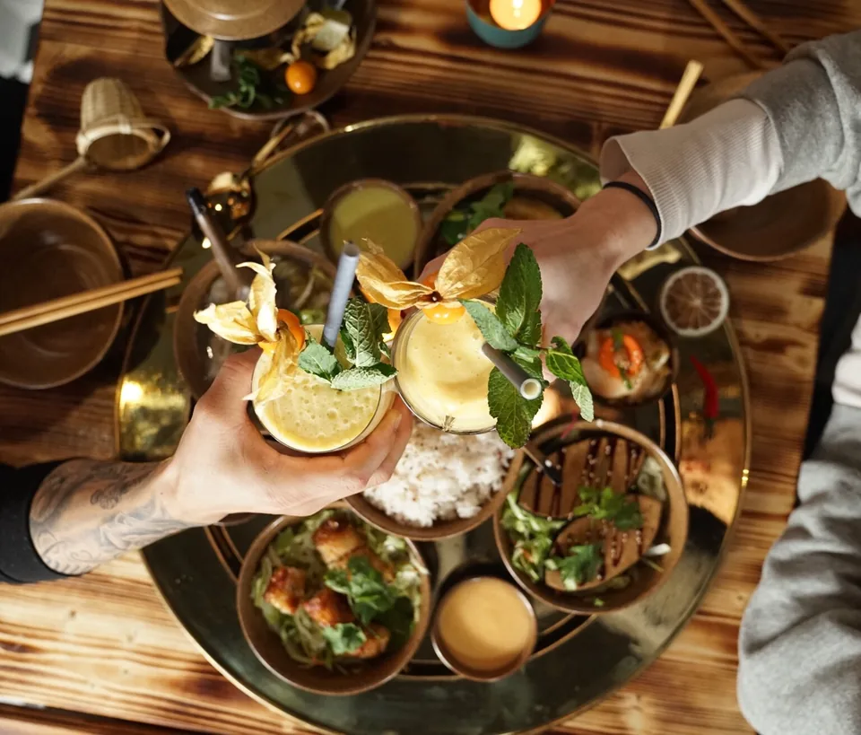 Gemeinsamer COBAMI-Moment mit Sharing-Platte und Drinks