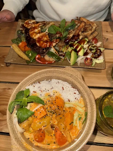 Curry mit Reis und eine Platte mit Gemüse und knusprigen Beilagen, fotografiert von E.M